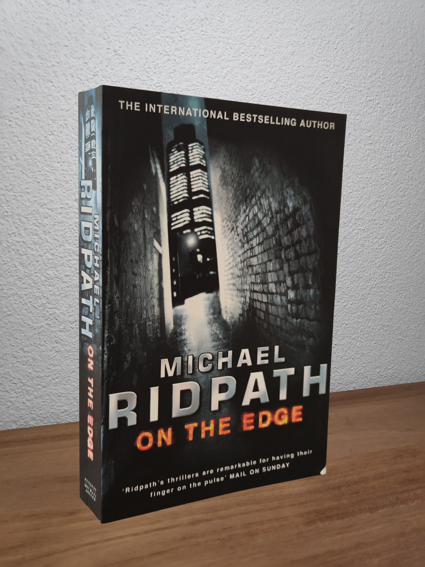Michael Ridpath - On the Edge (Alex Calder #1)
