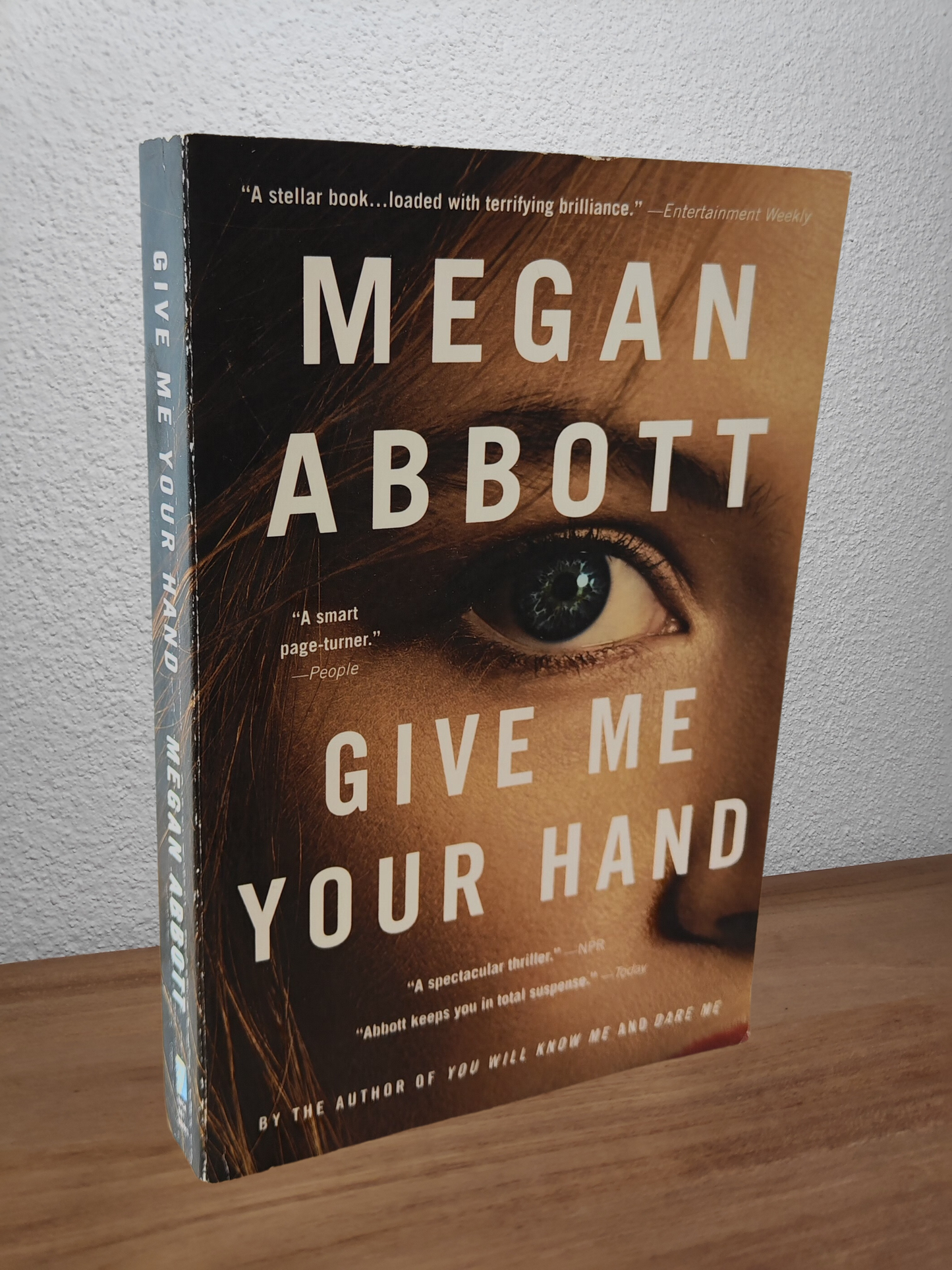 Megan Abbott - Give Me Your Hand - Second-hand english book to deliver in Zurich & Switzerland