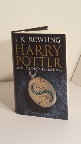 J. K. Rowling - Harry Potter And The Deathly Hallows.