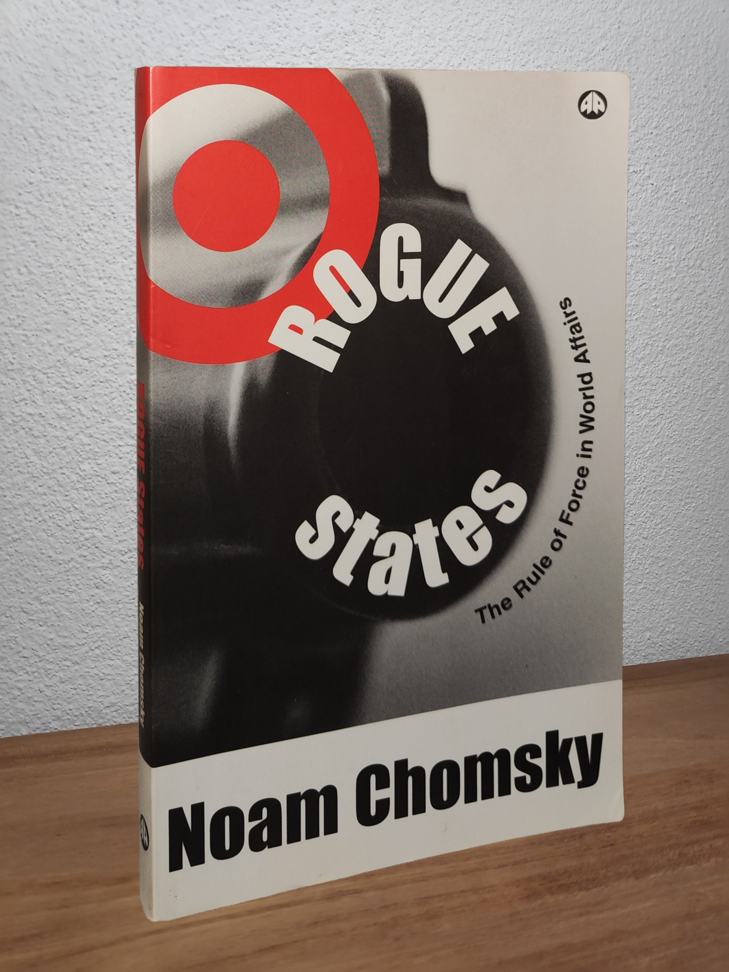 Noam Chomsky - Rogue States  - Second-hand english book to deliver in Zurich & Switzerland