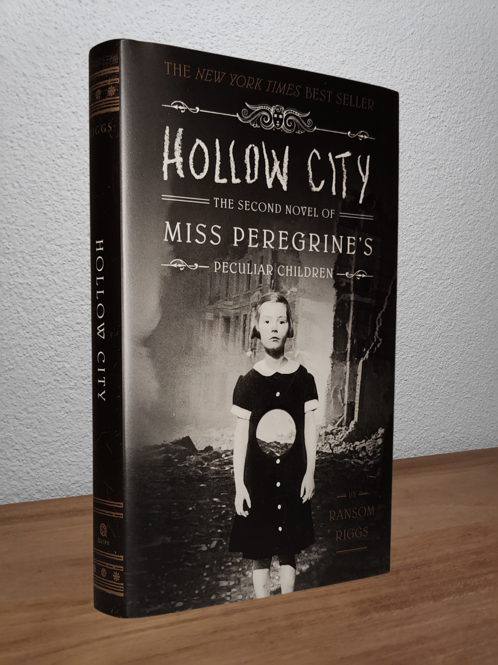 Ransom Riggs - Hollow City (Miss Peregrine's Peculiar Children #2)  - Second-hand english book to deliver in Zurich & Switzerland