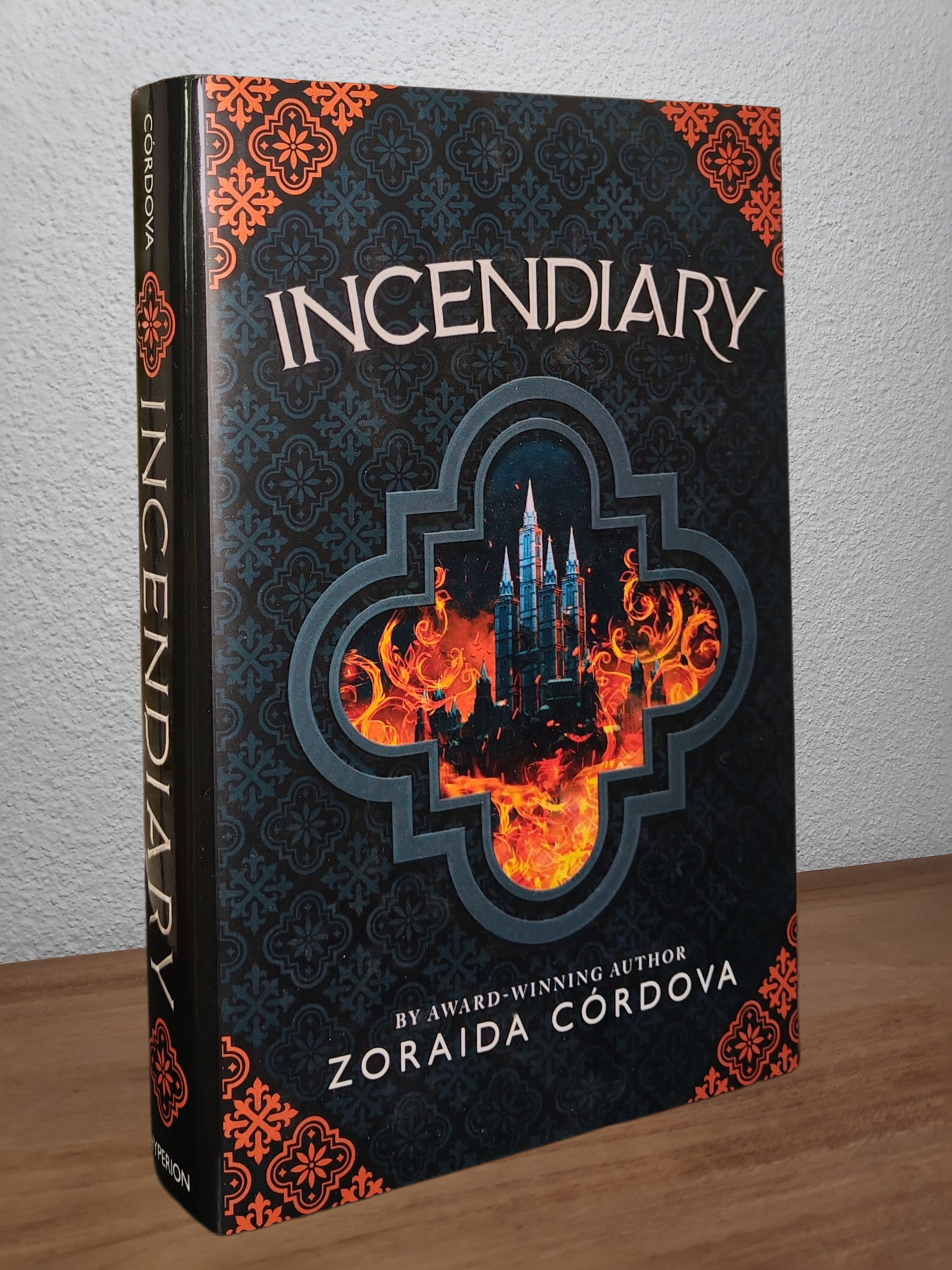Zoraida Córdova - Incendiary (Hollow Crown #1) - Second-hand english book to deliver in Zurich & Switzerland